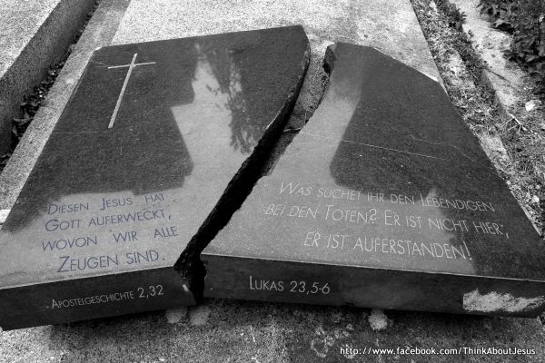 Was suchet ihr den Lebendigen bei den Toten? Er ist nicht hier; er ist auferstanden! Lukas 24,5-6 - Bildquelle: pixelio.de