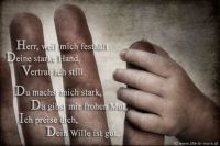Herr weil mich festhält deine starke Hand, vertrau ich still. Du machst mich stark, du gibst mir frohen Mut, ich preise dich, dein Wille ist gut. (Lied)