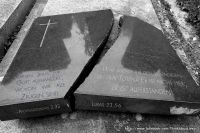 Was suchet ihr den Lebendigen bei den Toten? Er ist nicht hier; er ist auferstanden! (Lukas 24,5-6)